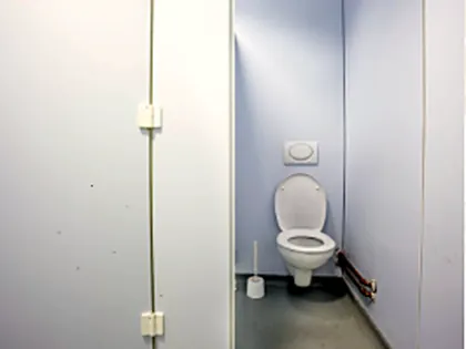 Cubículo de baño limpio