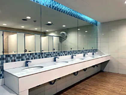 Baños públicos con lavamanos y espejos