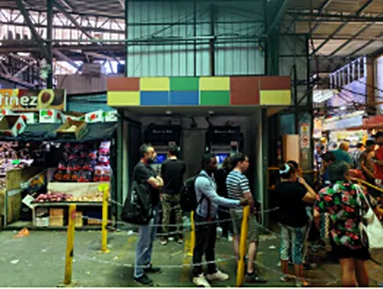 Módulo de cajeros automáticos de colores dentro de la Vega