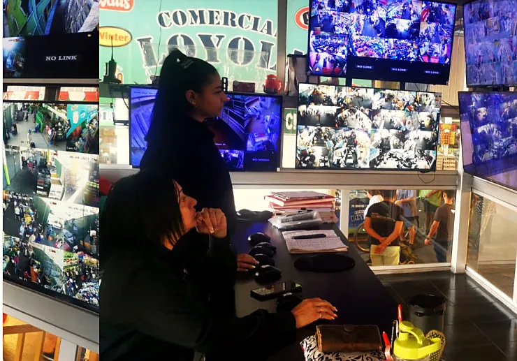 Operadoras en la central de monitoreo de la Vega Central frente a pantallas con imágenes de las cámaras del recinto