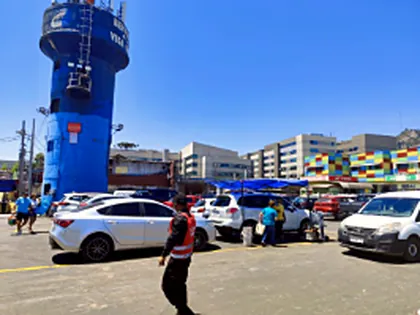 Guardia en el estacionamiento junto a la torre azul