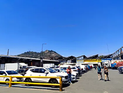 Estacionamiento con el cerro San Cristóbal al fondo