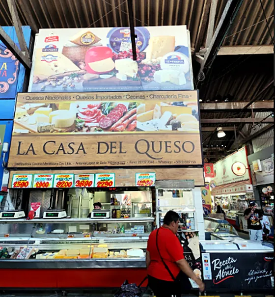 Local La Casa del Queso con vitrina de quesos, mantequillas y cecinas
